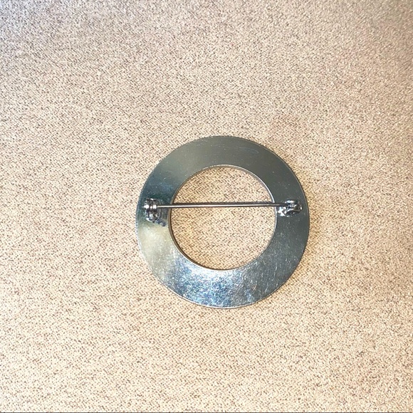 Circle Metal Pin - Picture 2 of 3